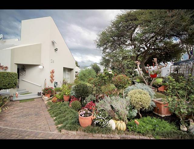 4 BEDROOM HOUSE FOR SALE IN HARTENBOS HEUWELS